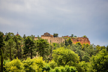 Fototapeta na wymiar Vue sur Le village de Roussillon