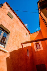 Fototapeta premium Dans les rues du village de Roussillon