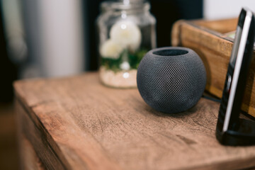 kleiner intelligenter Lautsprecher schwarz © Kevin Sloniecki