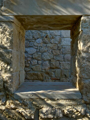 Okno w kamiennym murze