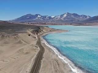 Fototapeta na wymiar Laguna verde es un cuerpo de agua hipersalino inmerso en la cordillera andina de la región de Atacama, Chile, a 4350 m.s.n.m. 