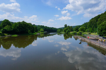 Blick von einer Brücke auf die Fulda mit einer Schleusenanlage auf der rechten Seite