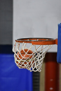 Pelota de b&aacute;squet encestando 