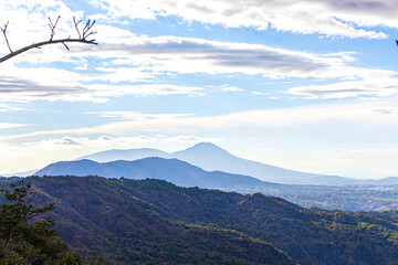Volcán y montañas
