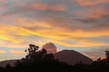Las nubes de fuego están sobre el volcán