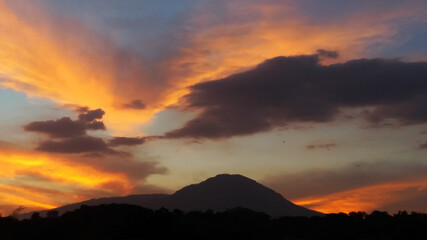 Atardecer y el volcán