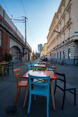 Ein Tisch mit bunten Stühlen im dritten Bezirk ihn Wien
