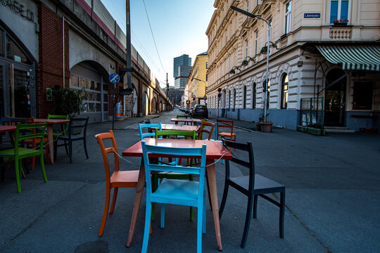 Ein Tisch mit bunten St&uuml;hlen im dritten Bezirk ihn Wien