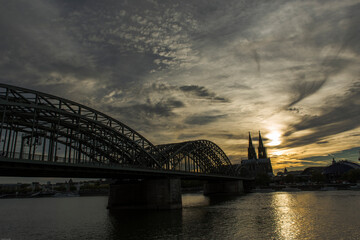 Abendstimmung am Rhein mit Blick auf den Kölner Dom