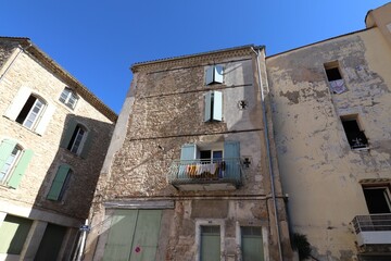 Vieille maison typique, vue de l'exterieur, village de Pont Saint Esprit, departement du Gard, France