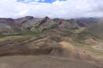 Cerros y montañas en el camino al nevado Ausangate, en los Andes del Perú.