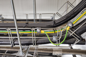 Green-yellow wire for connection on a cable tray.
