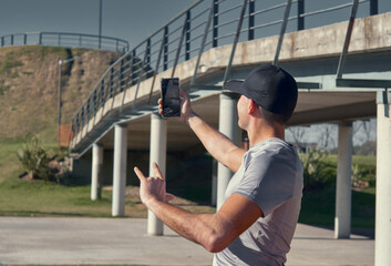 Joven sacando una selfie en un entorno deportivo