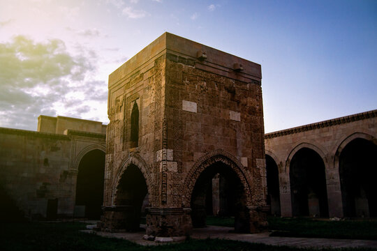 Historical building and courtyard, Sultan Hanı kayseri T&uuml;rkiye, Sanat Tarihi, Tarih, K&ouml;şk Mescid