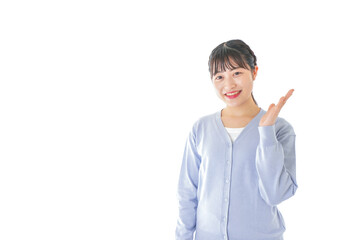 指を指す若い女性