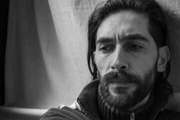 hombre preocupado con una mirada baja 