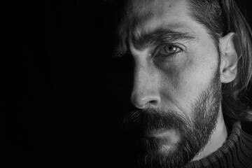 medio rostro de un hombre mirando directo a la cámara en un primer plano  