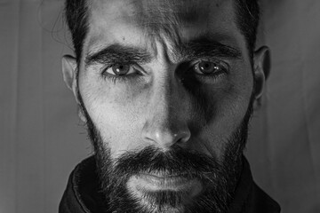 primer plano del rostro de un hombre 