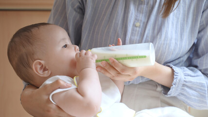 ミルクを飲む赤ちゃん