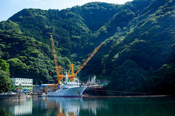 安良里漁港（西伊豆）｜入り江に停泊する船の佇まいに静けさと安らぎを感じました © 昇 青山