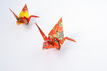 カラフルな千代紙で折ったおり鶴