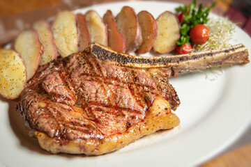 barbacoa de carne tomahawk , servida en plato