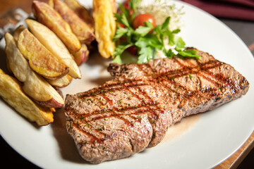 barbacoa de carne vacuna , servida en plato