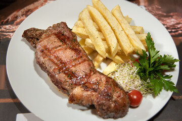 barbacoa de carne vacuna , servida en plato