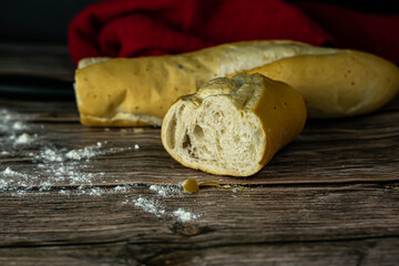  Pão é um alimento versátil que pode ser servido como um lanche, um prato principal ou uma sobremesa.