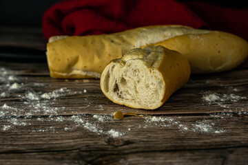 Pão baguetes crocantes na superfície