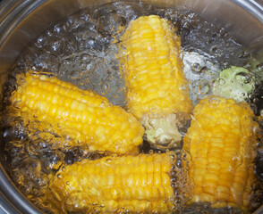 茹でたトウモロコシ　　調理中
