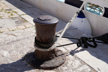 rope around boat mooring bitte in city harbour