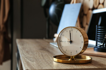 Naklejka premium Stylish alarm clock on table in room