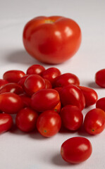 Jitomate cherry con jitomate bola 