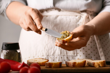 Obraz na płótnie Canvas Woman preparing tasty sandwiches, closeup