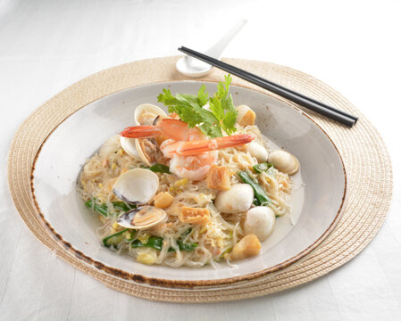 stir fried dry bee hoon mee noodle with mixed seafood lala shell and prawn asian halal menu