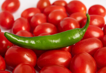 Chile verde con jitomates sobre fondo blanco 