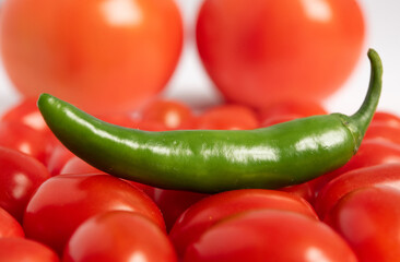 Chile verde con jitomates sobre fondo blanco 