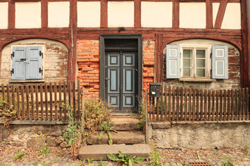Leerstehendes Umgebindehaus im ostsächsischen Ostritz; Detail mit Haustür