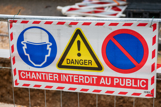 Travaux de voirie pour le chauffage urbain. Extension d'un r&eacute;seau de chaleur. Signal&eacute;tique s&eacute;curit&eacute;, panneau de chantier