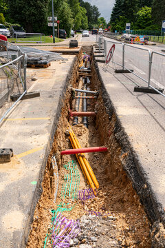 Travaux de voirie pour le chauffage urbain. Extension d'un r&eacute;seau de chaleur. Filets de protections couleurs sur les canalisations enterr&eacute;es