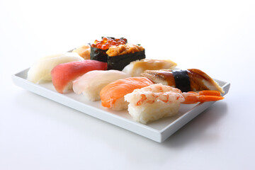 白い皿に盛った握り寿司（白背景）