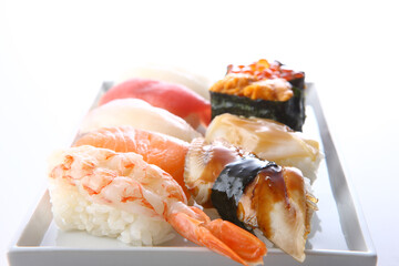 白い皿に盛った握り寿司（白背景）