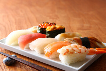 白い皿に盛った握り寿司