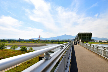 相模川に架かる相模大堰管理橋と空に広がる白い雲