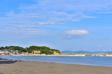 Fototapeta na wymiar 快晴の江ノ島東浜海岸に浮かぶ素敵な白い雲