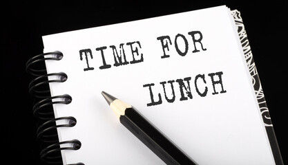 Obraz premium TIME FOR LUNCH written text in small notebook on black background