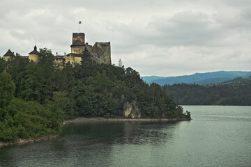 Zamek w Niedzicy spoglądający na jezioro