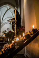 Lampadario con velas en una iglesia