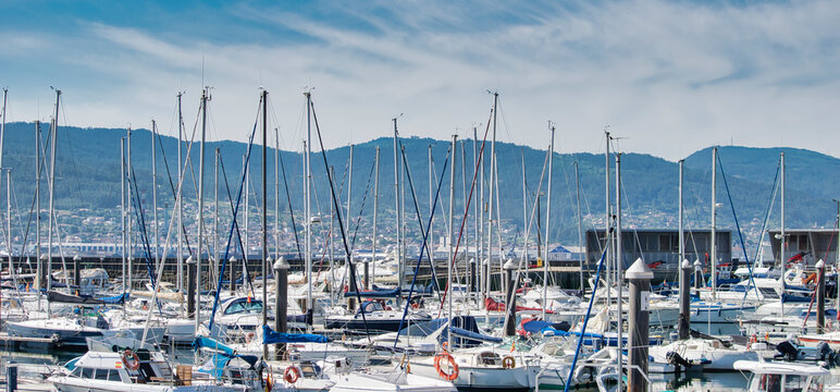 M&aacute;stiles de barcos veleros en el puerto deportivo de Combarro, provincia de Pontevedra, Espa&ntilde;a